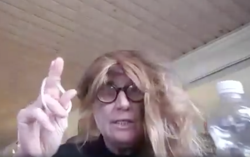 Гирлянда у пенсионерки работала от сети, поэтому передвигаться с таким украшением не представляется возможным. Фото facebook.com/mettemeon