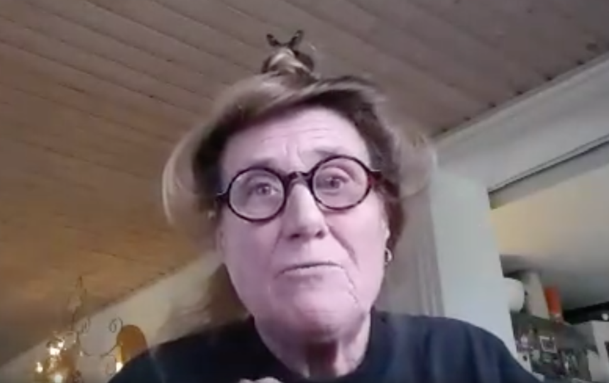 Пенсионерка превратила свою голову в новогоднюю ель и прославилась – видео