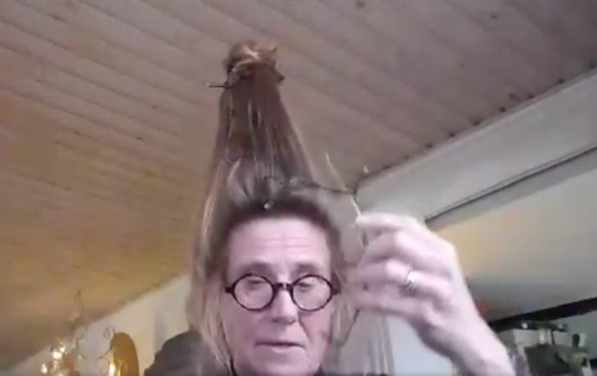 Гирлянда у пенсионерки работала от сети, поэтому передвигаться с таким украшением не представляется возможным. Фото facebook.com/mettemeon