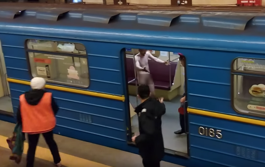 Голая украинка в киевском метро фото