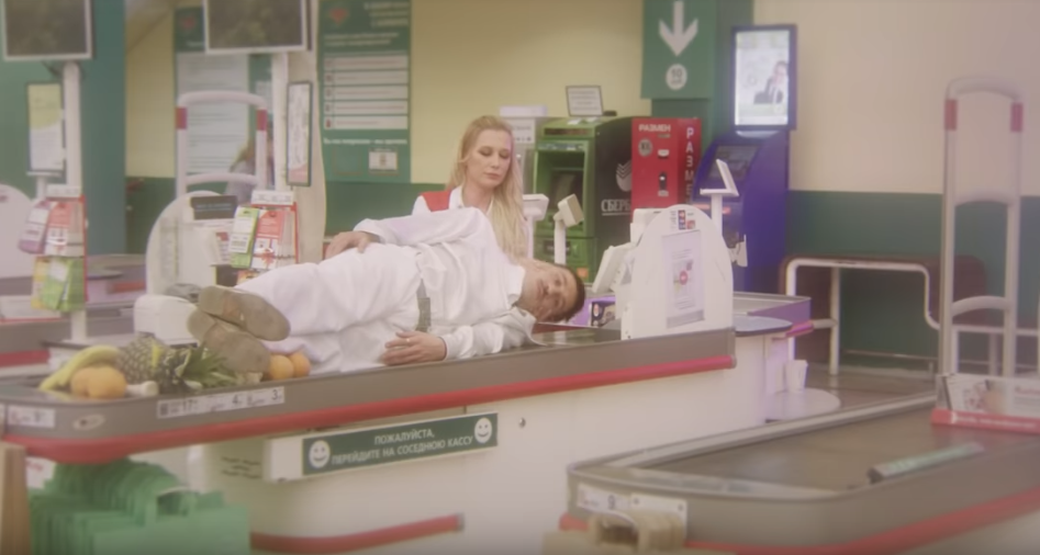 Кадр из клипа Димы Билана "Про белые розы". Фото Скриншот , Скриншот Youtube