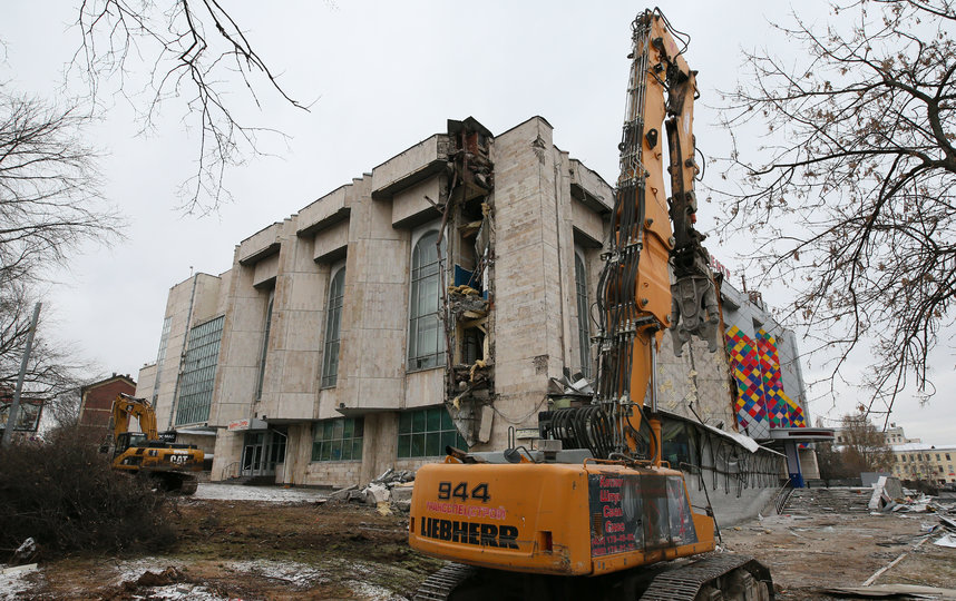 Снос здания киноцентра. Фото Василий Кузьмичёнок