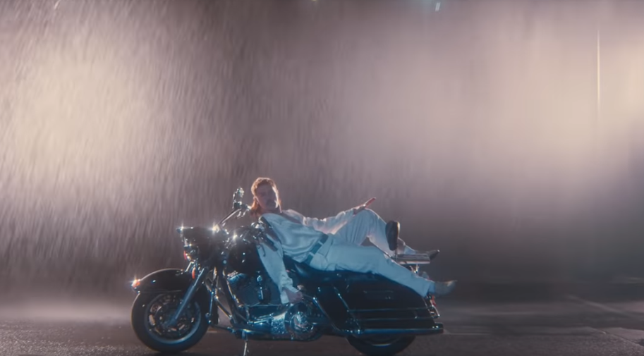 Кадр из клипа Димы Билана "Про белые розы". Фото Скриншот , Скриншот Youtube