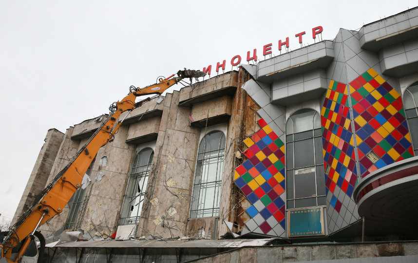 Снос здания киноцентра. Фото Василий Кузьмичёнок