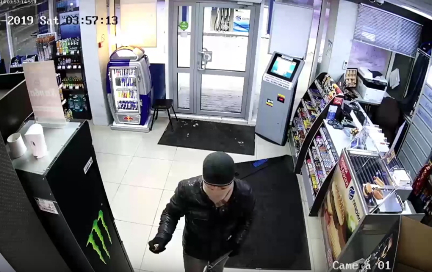 Преступник пытается атаковать сотрудницу АЗС. Фото Скриншот Youtube/watch?v=uy5KDzPVy1w