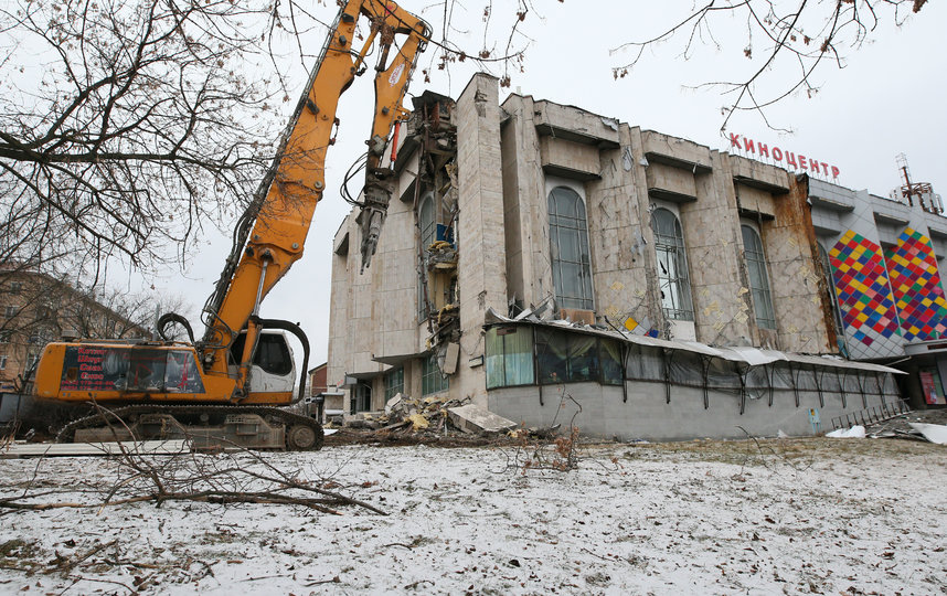 Снос здания киноцентра. Фото Василий Кузьмичёнок