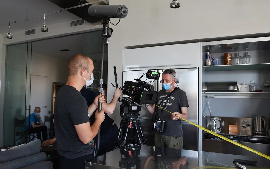 Съёмочной группе приходится работать в масках. Фото PR «Киностудия КИТ»