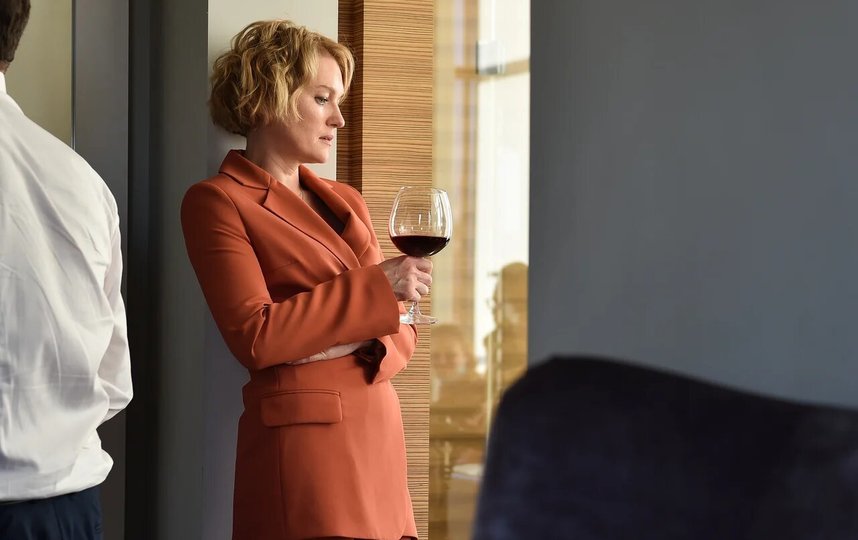 Главную героиню Арину Алферову, чиновницу регионального Минздрава, играет Виктория Толстоганова. Фото PR «Киностудия КИТ»