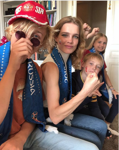 Супермодель Наталья Водянова с детьми болеет за Россию. Фото www.instagram.com/natasupernova