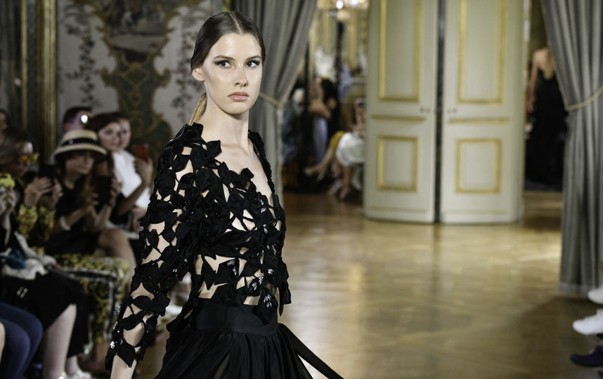 Высокая "голая" мода: Модели обнажились на провокационном показе в Париже