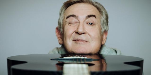 Юрий Стоянов в детстве самостоятельно научился играть на гитаре.