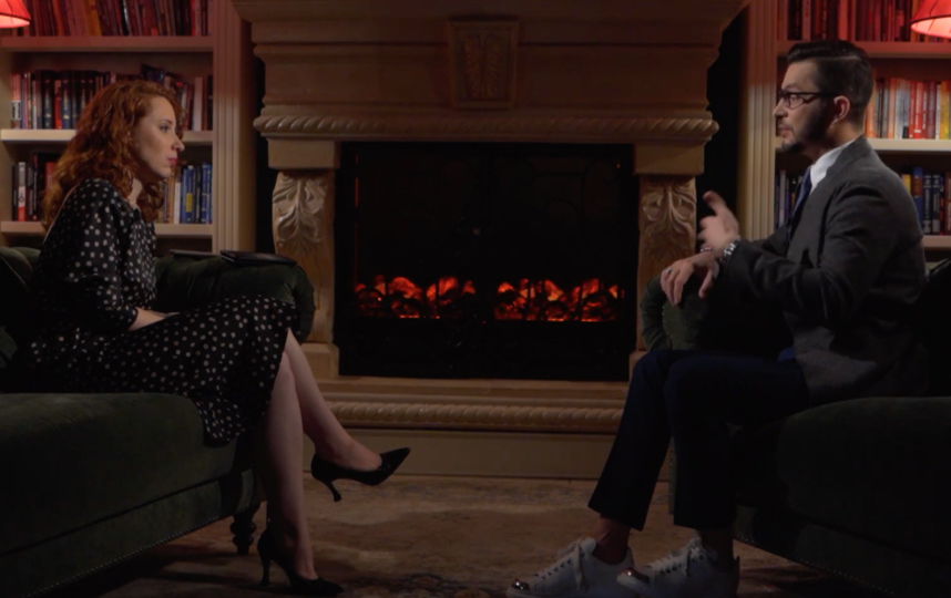 Ирина Шихман берёт интервью у людей, вызывающих общественный интерес. Фото кадр из шоу "А поговорить?", Скриншот Youtube