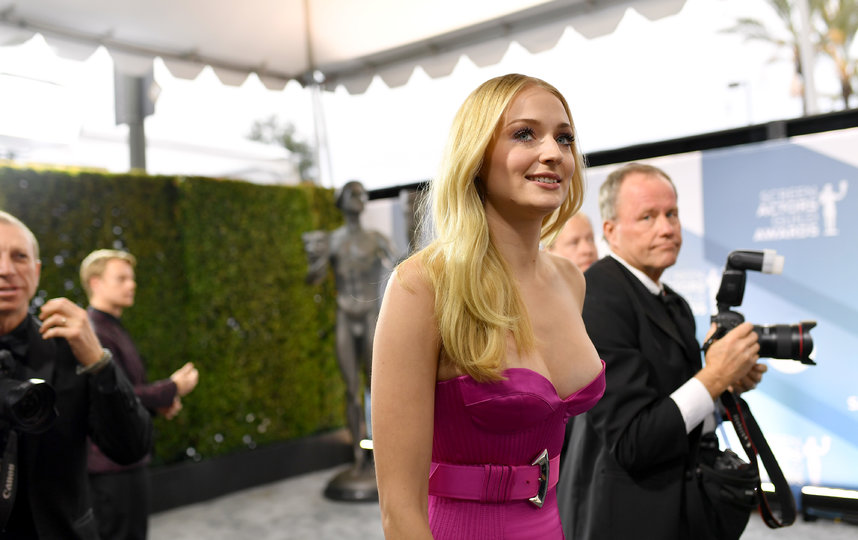 Звезда "Игры престолов" на церемонии SAG Awards-2020 блистала в образе подружки кролика Роджера
