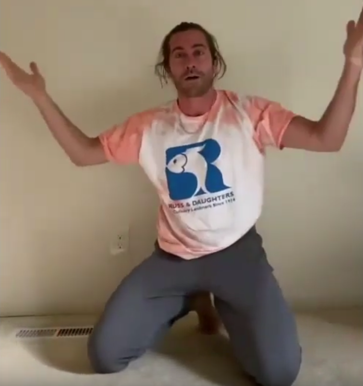 Джейк Джилленхол принял вызов и успешно справился с ним. Фото https://www.youtube.com/watch?v=r9IjwIpL-QA, Скриншот Youtube