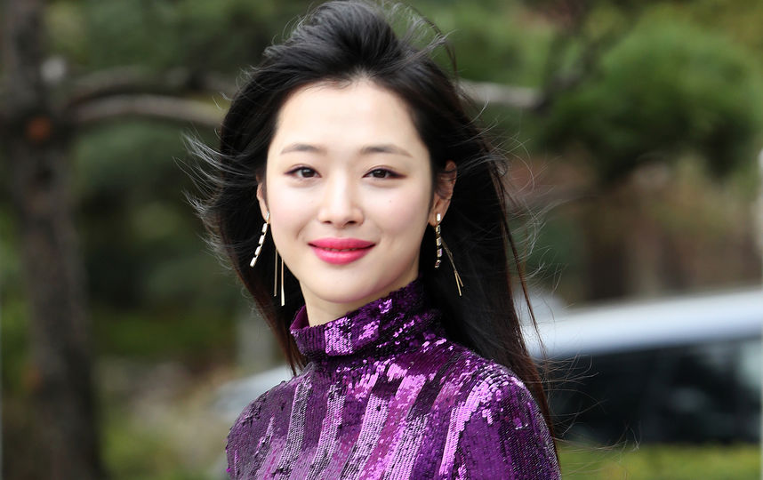 Звезда K-pop Солли умерла в 25 лет