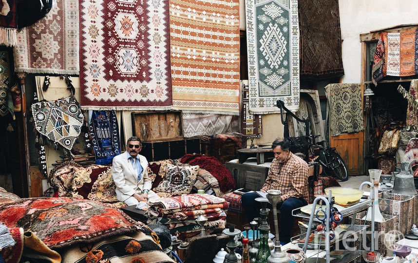 Лавка с турецкими коврами и другими предметами интерьера. Фото Маргарита Лемешко., "Metro"