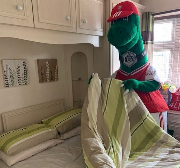 Джерри Куай поддерживал футболистов и развлекал болельщиков, причём не только на стадионе, но и в стенах собственного дома во время карантина. Фото  скриншот с видео player.arsenal.com