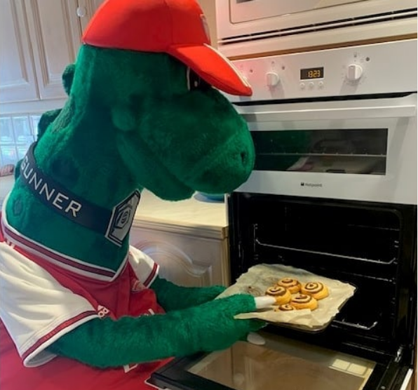 Джерри Куай поддерживал футболистов и развлекал болельщиков, причём не только на стадионе, но и в стенах собственного дома во время карантина. Фото  скриншот с видео player.arsenal.com