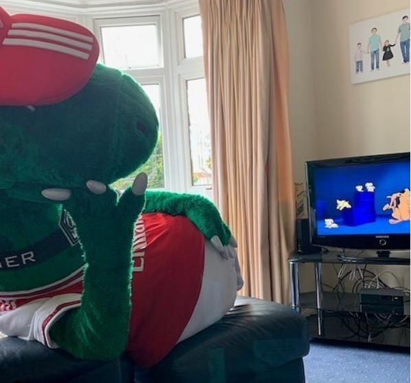 Джерри Куай поддерживал футболистов и развлекал болельщиков, причём не только на стадионе, но и в стенах собственного дома во время карантина. Фото  скриншот с видео player.arsenal.com