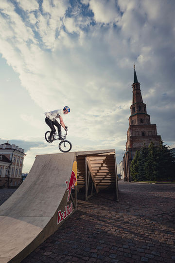 Чемпион России по BMX прокатился в скейт-парке в Казанском кремле