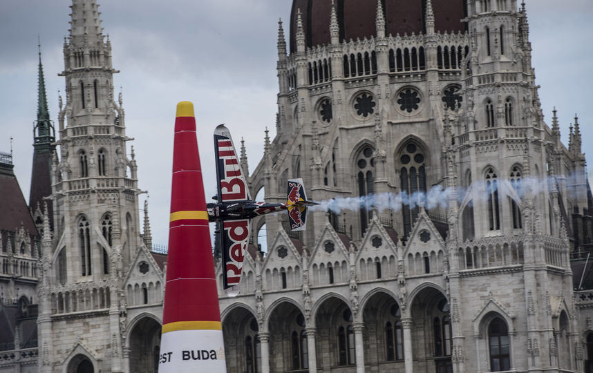 Чешский пилот Шонка выиграл этап Red Bull Air Race в Будапеште