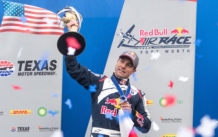 Чешский пилот Мартин Шонка впервые стал чемпионом Red Bull Air Race