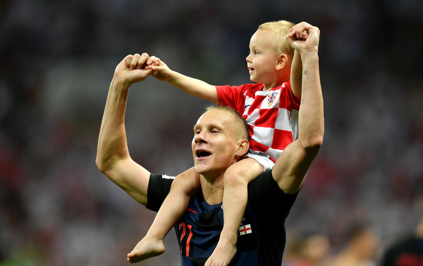 Хорватский защитник Домагой Вида с сыном после матча Хорватия – Англия. Фото Getty
