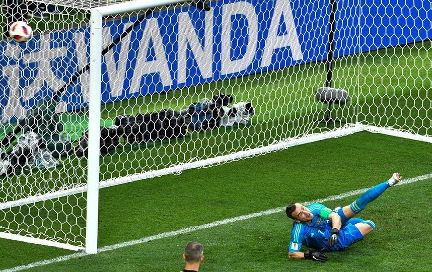Игорь Акинфеев отбивает мяч во время послематчевых пенальти. Фото AFP