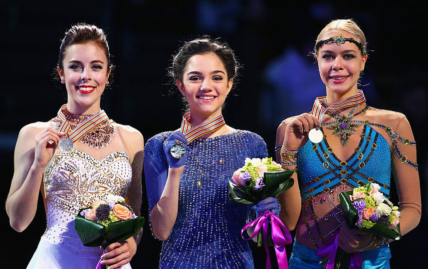 Анна Погорилая с россиянкой Евгенией Медведевой и американкой Эшли Вагнер на чемпионате мира по фигурному катанию 2016. Фото Getty