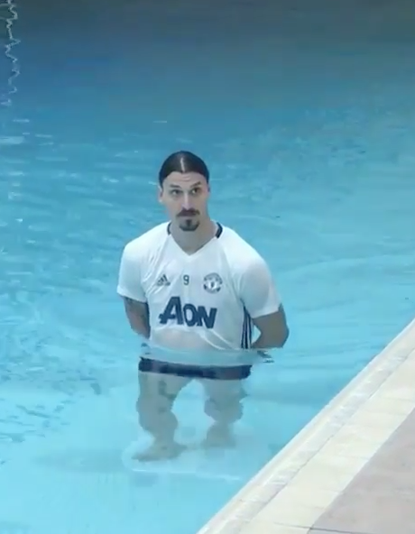Ибрагимович прошёлся по дну бассейна в футболке "МЮ"