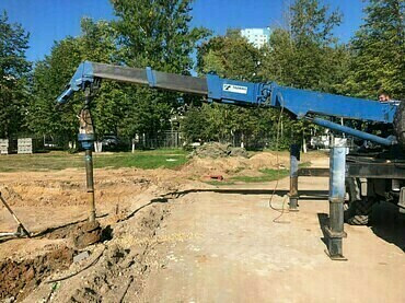 Бурение ям под столбы и опоры