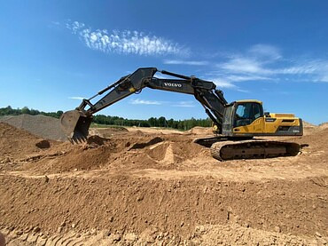 Caterpillar 320, Volvo 240, Hitachi 330