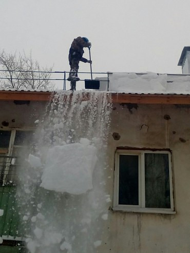 Очистка кровли от снега и наледи