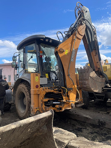 JCB 446, Case