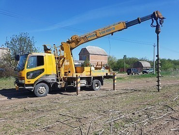 Бурение ям под столбы и опоры