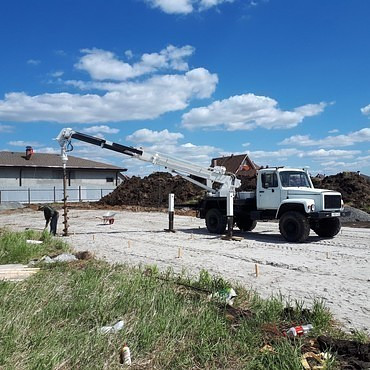Бурение ям под столбы и опоры