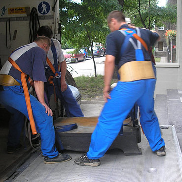 Нанять грузчиков