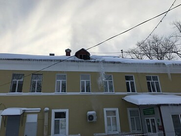 Уборка снега с кровли