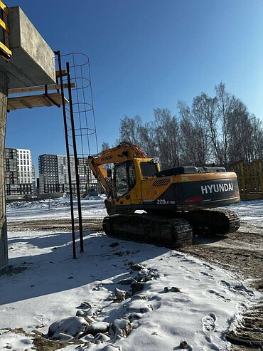 Hitachi 200, HYUNDAI 220