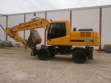 Копаем котлованы под фундамент