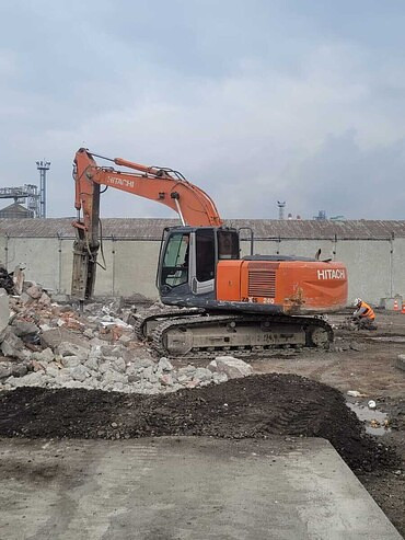 Cat 320, Hitachi 240