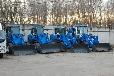 Новые недорогие, компактные фронтальные погрузчики CTK.