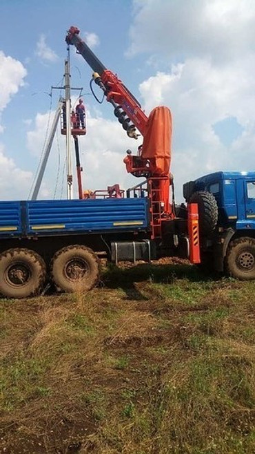 Бурение ям под столбы и опоры