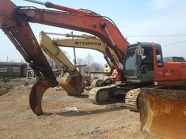 HITACHI с клыком