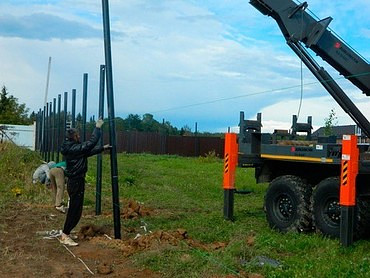  БУРЕНИЕ ЯМ ПОД ЗАБОР И СТОЛБЫ ФУНДАМЕНТА