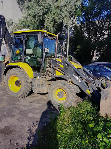 Экскаватор погрузчик с гидромолотом .