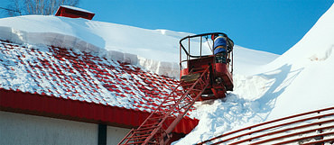 Очистка крыш от снега, наледи мусора