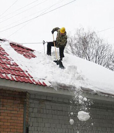 Очистка кровли от снега и наледи