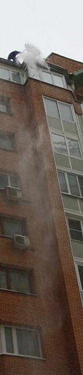 Сброс снега с крыш. Чистка кровли от наледи. Уборка сосулек