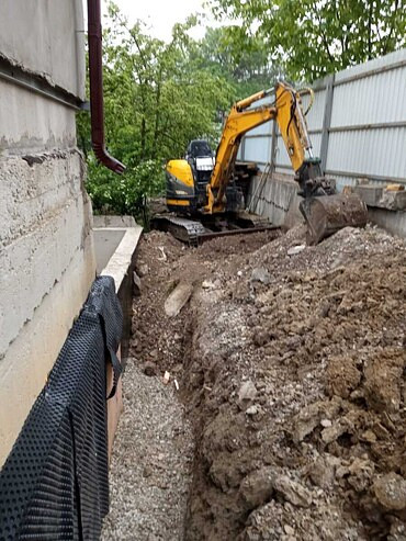 Копаем траншеи, ямы. Установка септиков